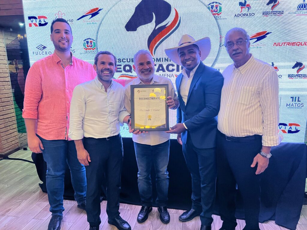  La Escuela Dominicana de Equitación celebró un evento de reconocimiento para sus destacados jinetes y amazonas que representaron a la República Dominicana en la XIV Competencia Mundial de CONFEPASO, celebrada en Humacao, Puerto Rico, y reunió a familiares, amigos y empresas patrocinadoras para honrar el esfuerzo y talento de los jóvenes, así como el compromiso de los aliados que hicieron posible su participación.