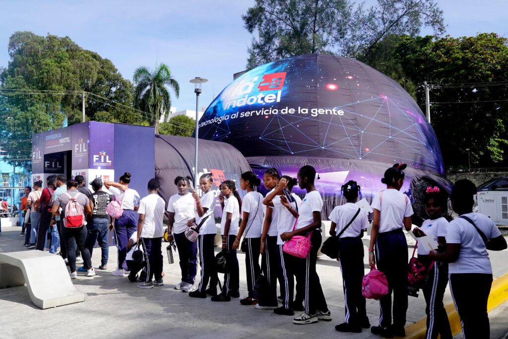  Estudiantes de diferentes centros educativos hacen filas para visitar domo INDOTEL.
 