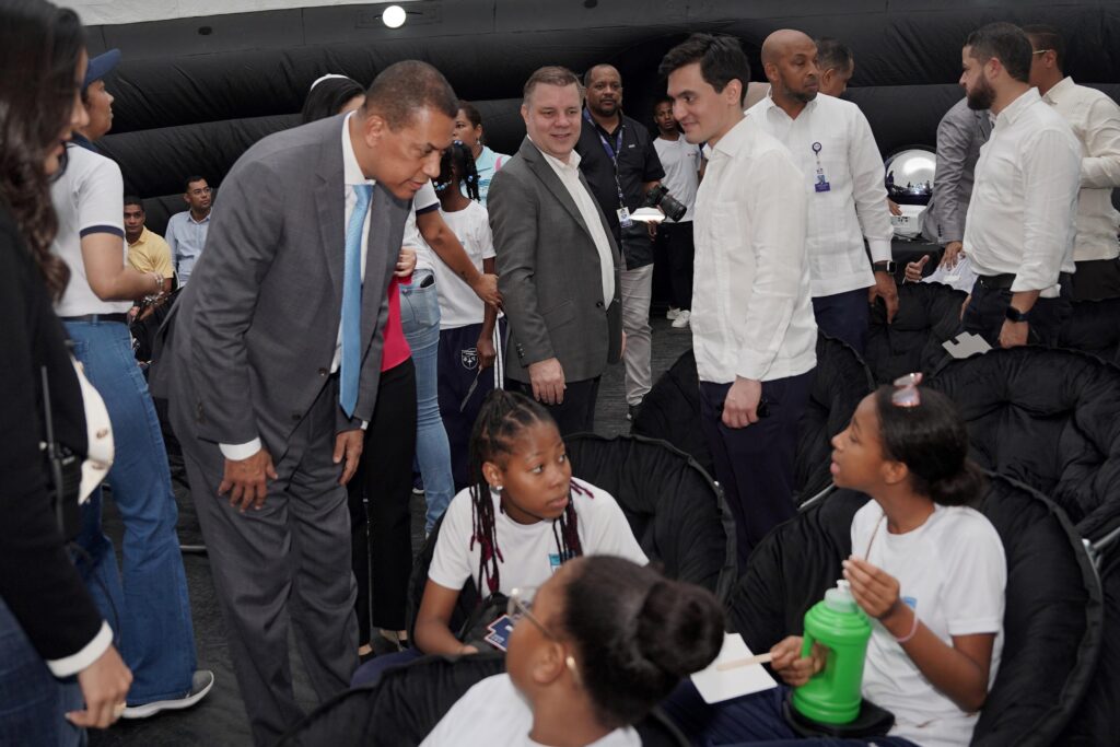  Presidente del Consejo Directivo del INDOTEL, Guido Gómez Mazara, conversando con los estudiantes dentro del domo INDOTEL.