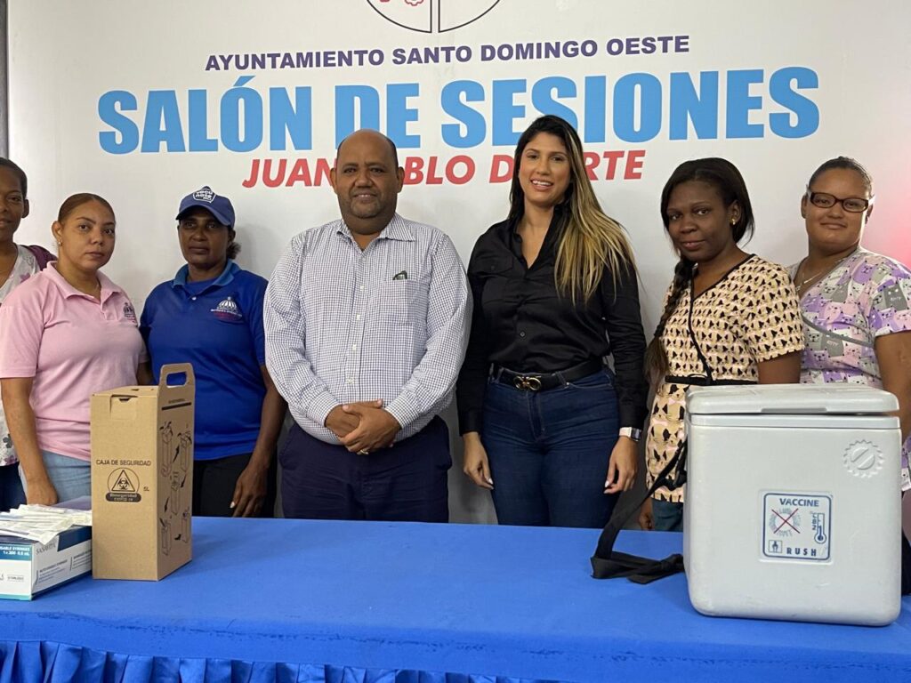 La Alcaldía de Santo Domingo Oeste, en coordinación con el Área VII de Salud, realizó una jornada de vacunación dirigida a los empleados