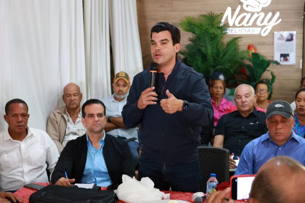 El director ejecutivo del Instituto Nacional de Aguas Potables y Alcantarillados (INAPA), Wellington Arnaud, se reunió con representantes