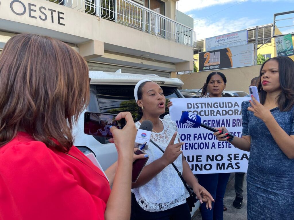 Familiares de dos jóvenes asesinados a balazos en un centro de expendio de bebidas alcohólicas llamado Drink Los Ángeles, en el sector Palave