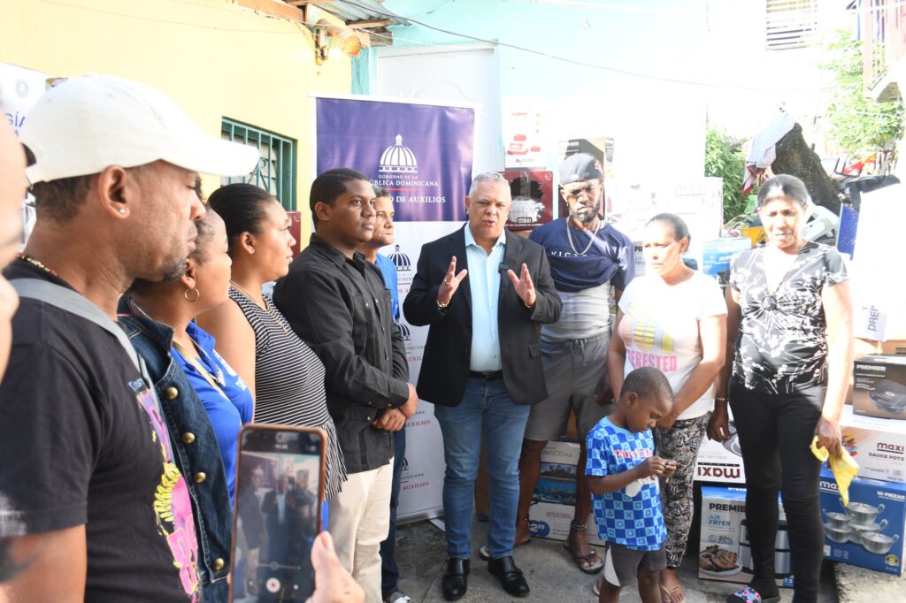 El Instituto de Auxilios (INAVI) acudió en ayuda este jueves de dos familias residentes en el sector Las Palmas de Herrera