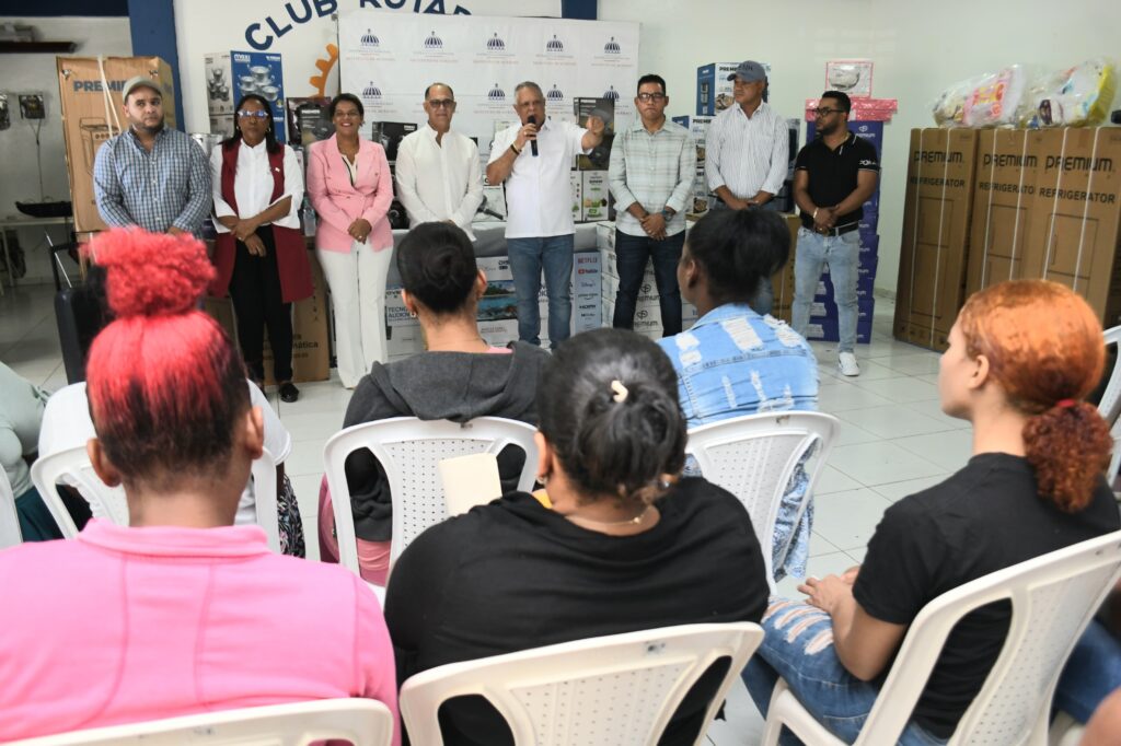 Durante un acto que reunió a importantes autoridades locales, el el administrador general del Instituto de Auxilios (INAVI), Félix Grullon