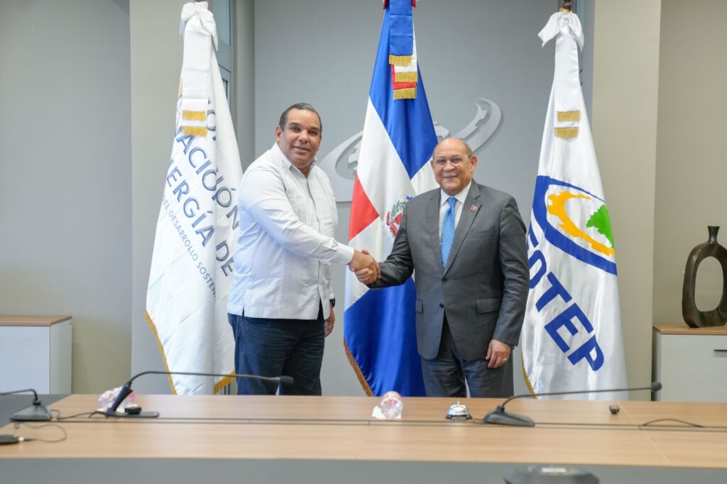 El Instituto Nacional de Formación Técnico Profesional (INFOTEP) recibió de la Comisión Nacional de Energía (CNE) un sistema fotovoltaico 