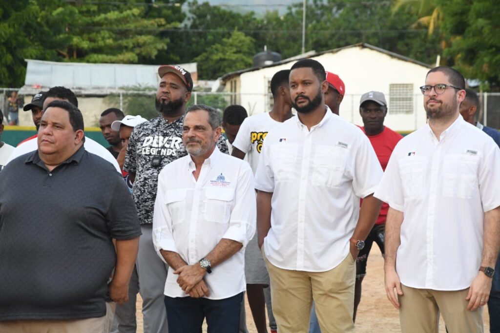 El Comisionado Nacional de Béisbol, Junior Noboa junto a la oficina de MLB en República Dominicana entregaron