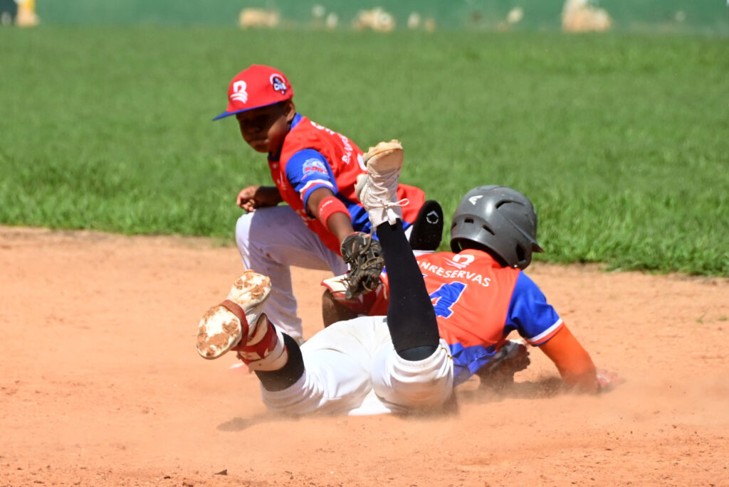 Los equipos representantes de la zona Este, La Romana e Higüey, avanzaron este fin de semana a las semifinales del Clásico Béisbol Infantil