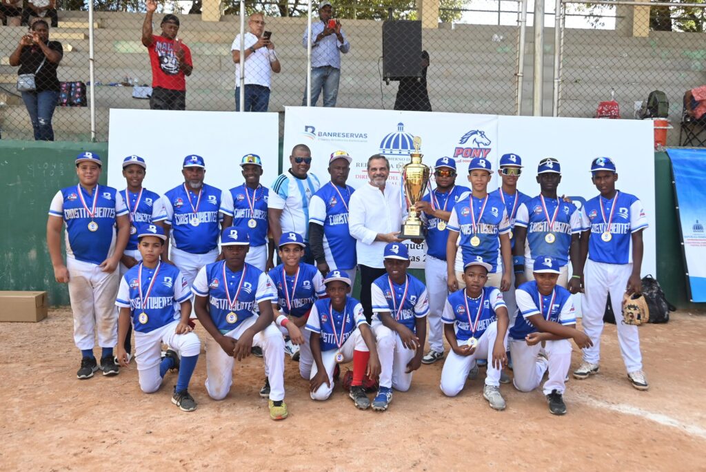 El comisionado de béisbol, Junior Noboa, entrega copa a Los Constituyentes

