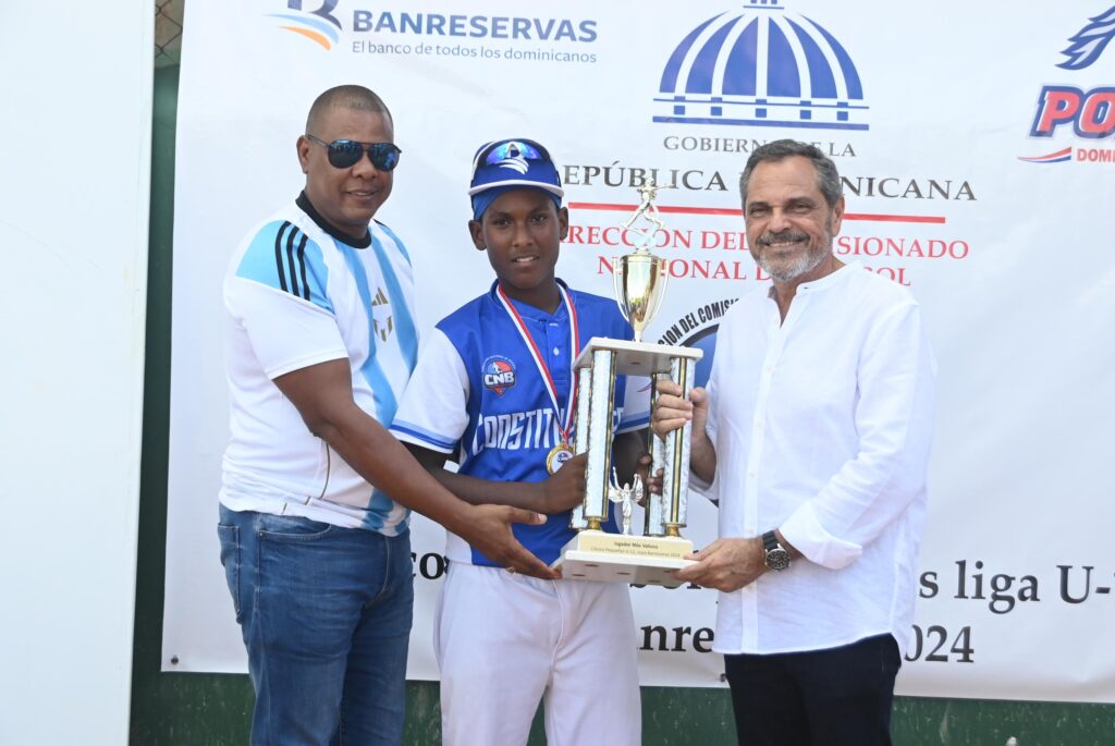 El comisionado de béisbol, Junior Noboa y Eugenio Báez, presidente de la Pony League, premian a Enzo Cabrera, Jugador Más Valioso 

