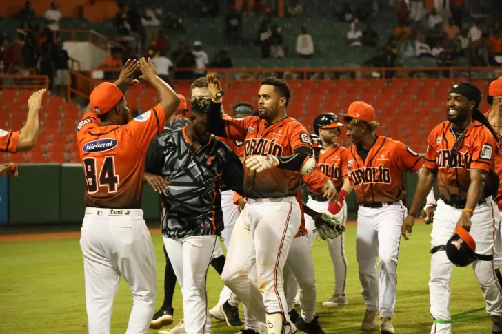 Francisco Peña pegó un cuadrangular con las bases llenas para encabezar así un rally de seis carreras y encaminar a los Toros del Este