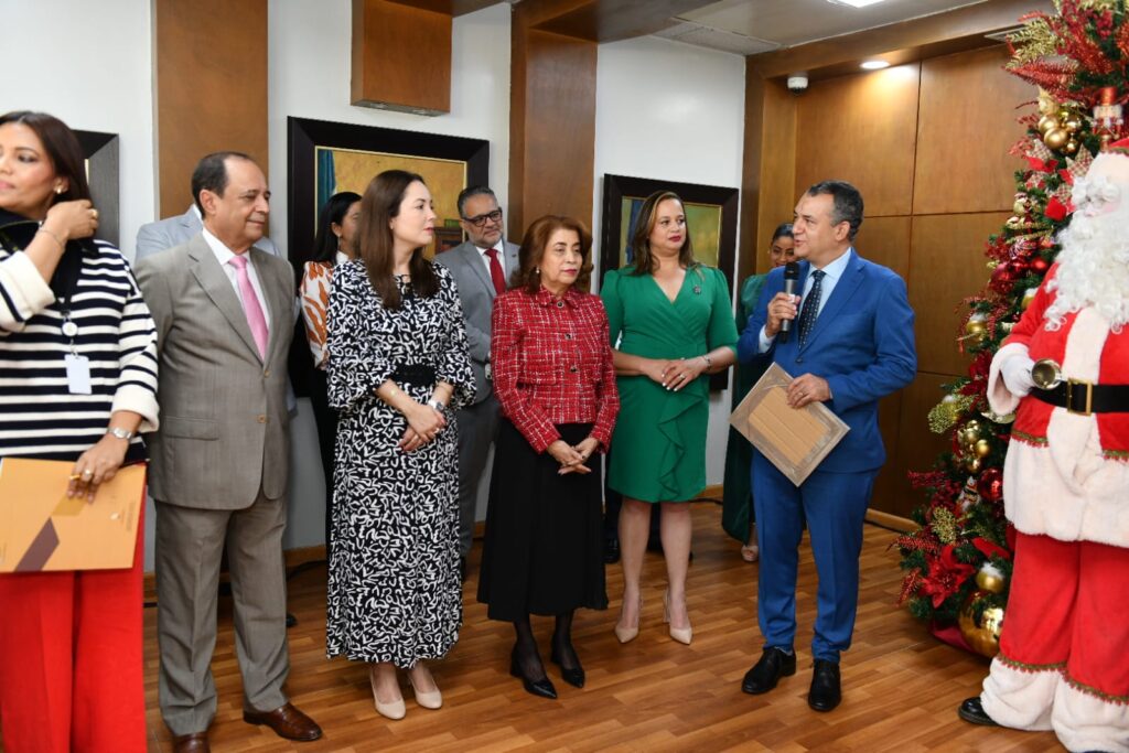 El Pleno de la Junta Central Electoral (JCE) realizó este viernes su tradicional encendido del árbol para dar inicio a la Navidad