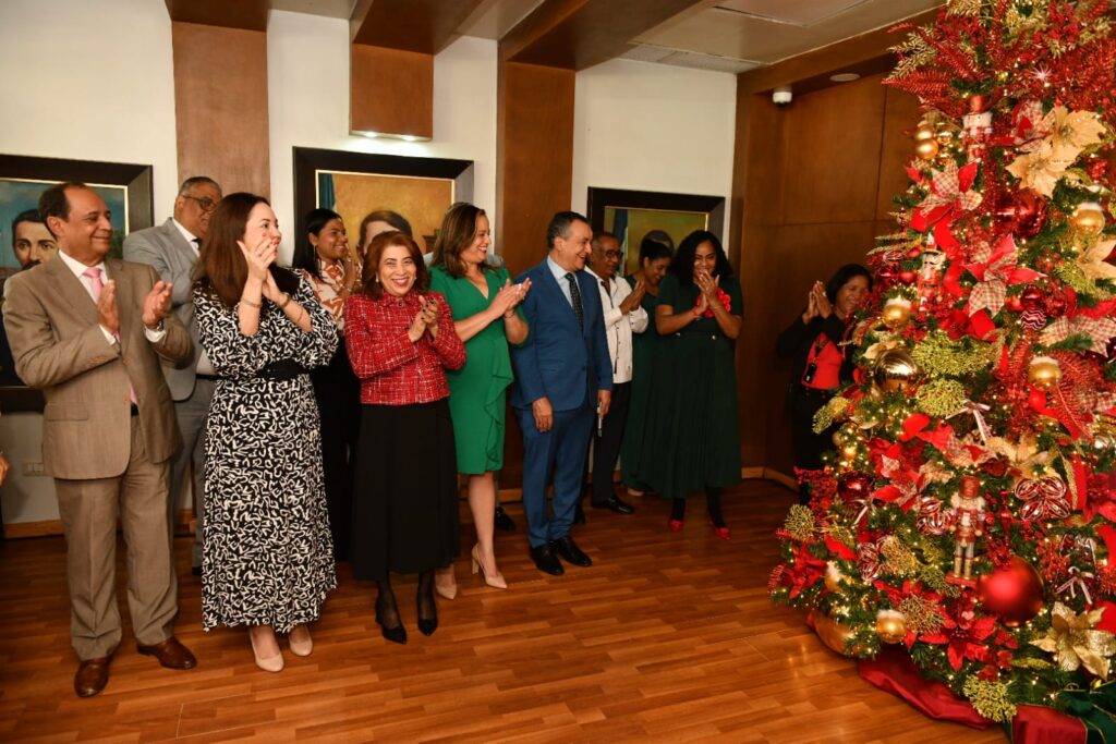 El Pleno de la Junta Central Electoral (JCE) realizó este viernes su tradicional encendido del árbol para dar inicio a la Navidad