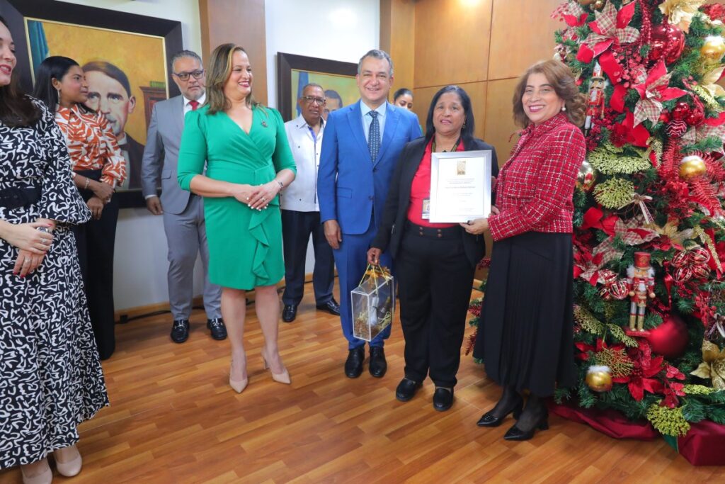 El Pleno de la Junta Central Electoral (JCE) realizó este viernes su tradicional encendido del árbol para dar inicio a la Navidad