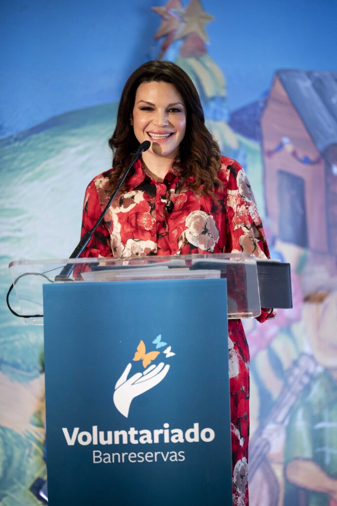 La presidenta del Voluntariado Banreservas, Noelia García de Pereyra,
expresó su satisfacción al ver una vez más la alegría y la inspiración de los
niños al plasmar la navidad dominicana en la 55ª edición del Concurso de
Pintura Infantil Navideño Nidia Serra.