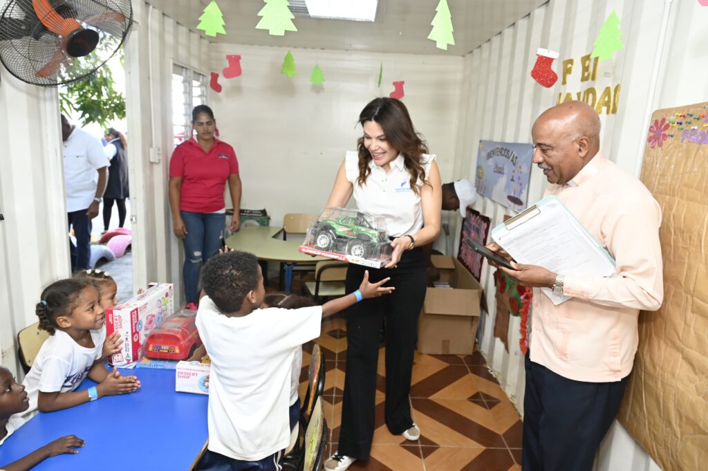 La frescura de la Navidad se sintió en la escuela Movearte del Río Ozama, ElDique, donde el Voluntariado Banreservas, como cada año, celebro