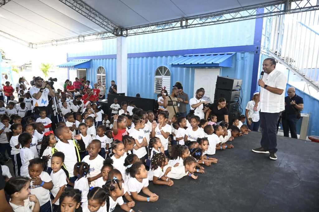 La frescura de la Navidad se sintió en la escuela Movearte del Río Ozama, ElDique, donde el Voluntariado Banreservas, como cada año, celebro