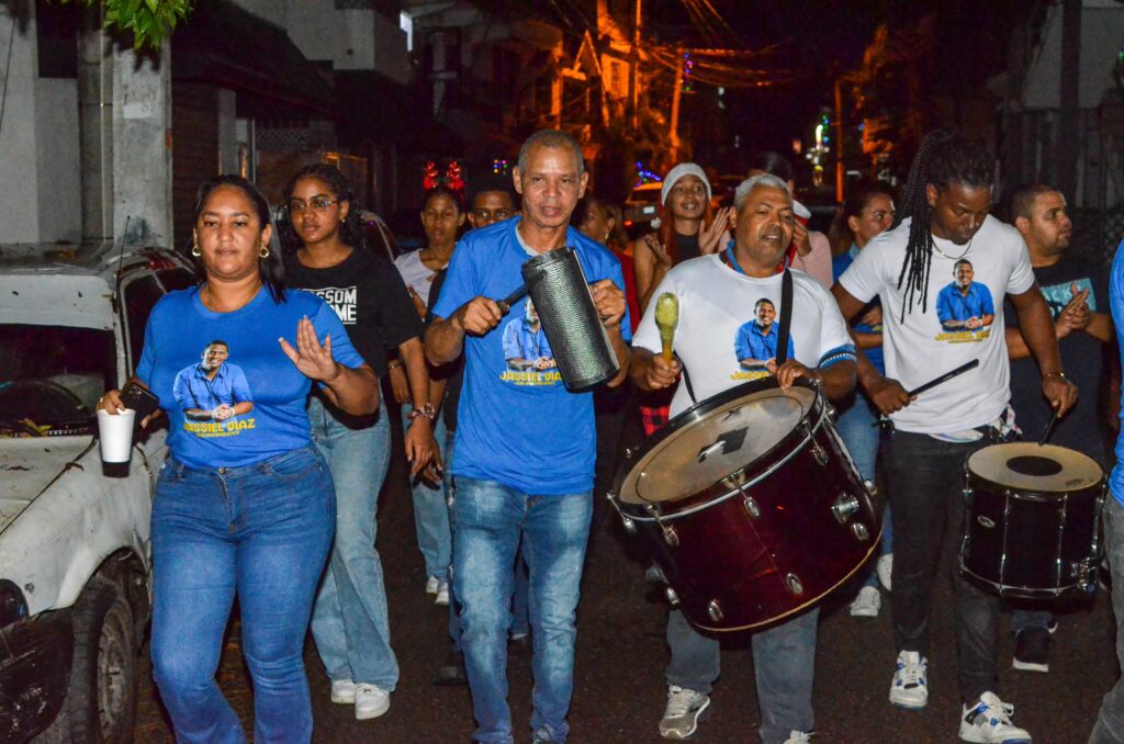 El regidor por el Partido Revolucionario Moderno (PRM) en este municipio, Jassiel Díaz, continúa llevando su tradicional “Cena Navideña