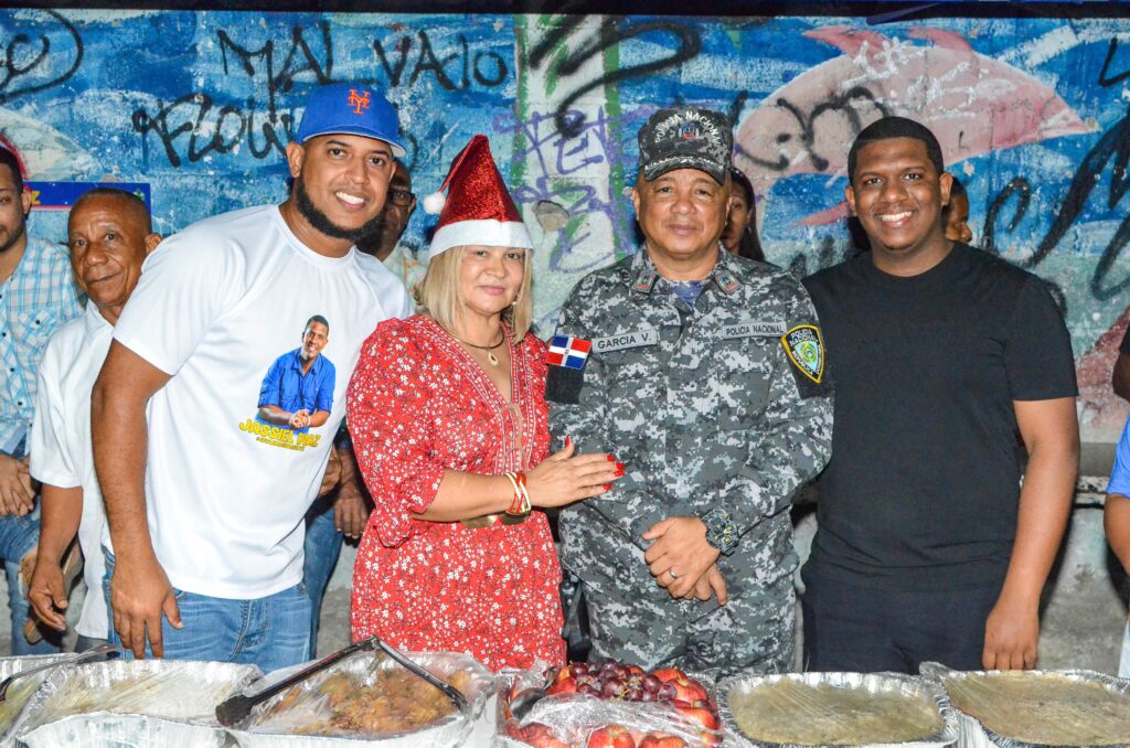 El regidor por el Partido Revolucionario Moderno (PRM) en este municipio, Jassiel Díaz, continúa llevando su tradicional “Cena Navideña