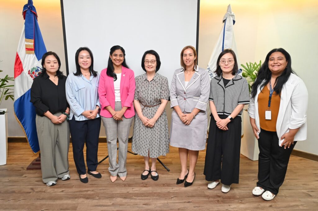 el Ministerio de la Mujer realizó el taller “Desarrollo de Capacidades para Casas de Acogida y el Personal de Apoyo a las
Víctimas de Violencia de Género en la República Dominicana”, impartido por la Fundación de Mujeres y Familia Internacional de Corea del Sur.