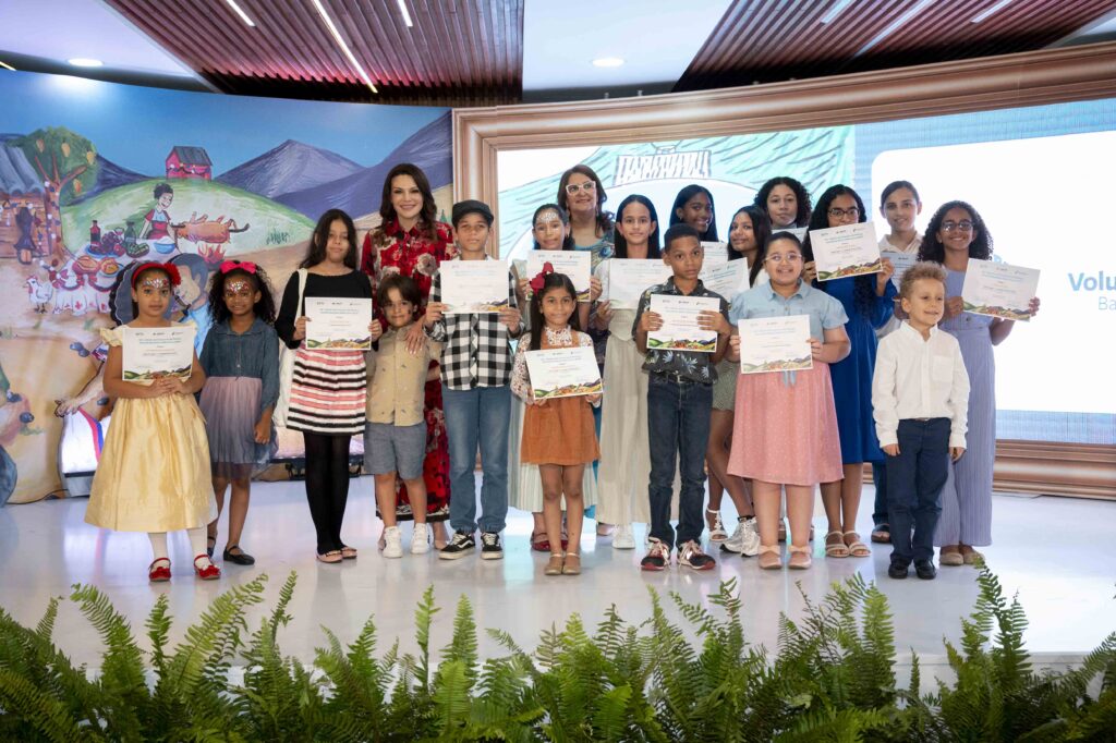 La presidenta del Voluntariado Banreservas, Noelia García de Pereyra, y la
pintora Nanci de Menicucci, junto a los premiados de las categorías A, B y
C, en la 55ª edición del Concurso de Pintura Infantil Navideño Nidia Serra.