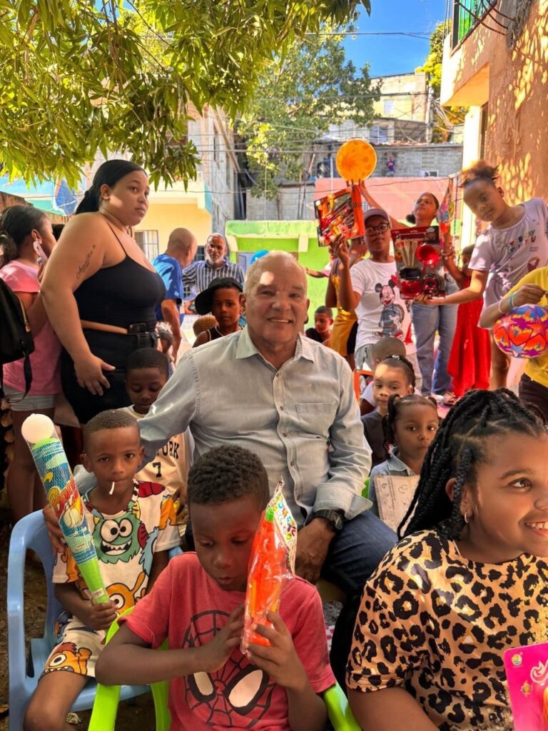 El dirigente político del PRM, ingeniero Luis Popa, junto al equipo de amigos de Wellington, celebraron este domingo 5 de enero