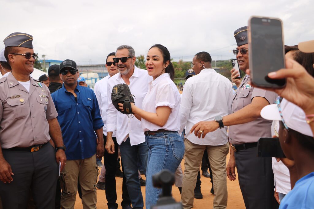 La Policía Nacional junto a la Dirección del Comisionado Nacional de Béisbol (DCNB) entregaron este sábado el play de béisbol La Zurza, luego de que varios años la barriada clamaba la obra que beneficiará a cientos de niños del sector. 