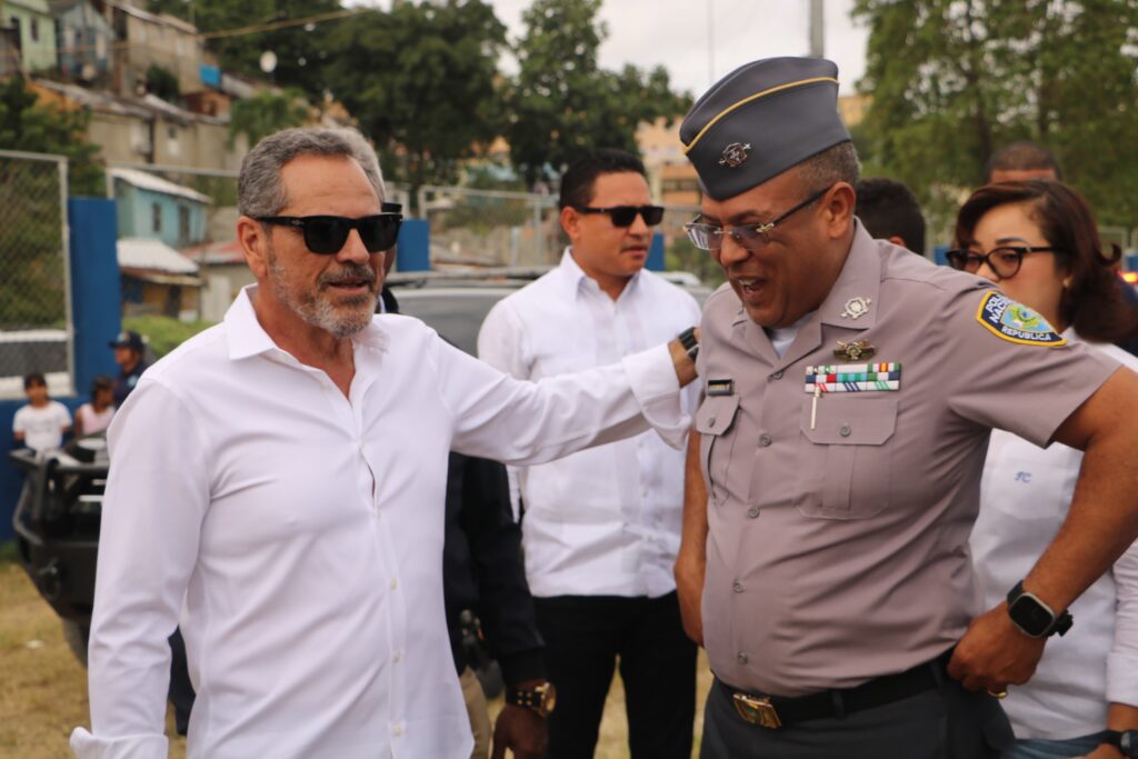 La Policía Nacional junto a la Dirección del Comisionado Nacional de Béisbol (DCNB) entregaron este sábado el play de béisbol La Zurza, luego de que varios años la barriada clamaba la obra que beneficiará a cientos de niños del sector. 