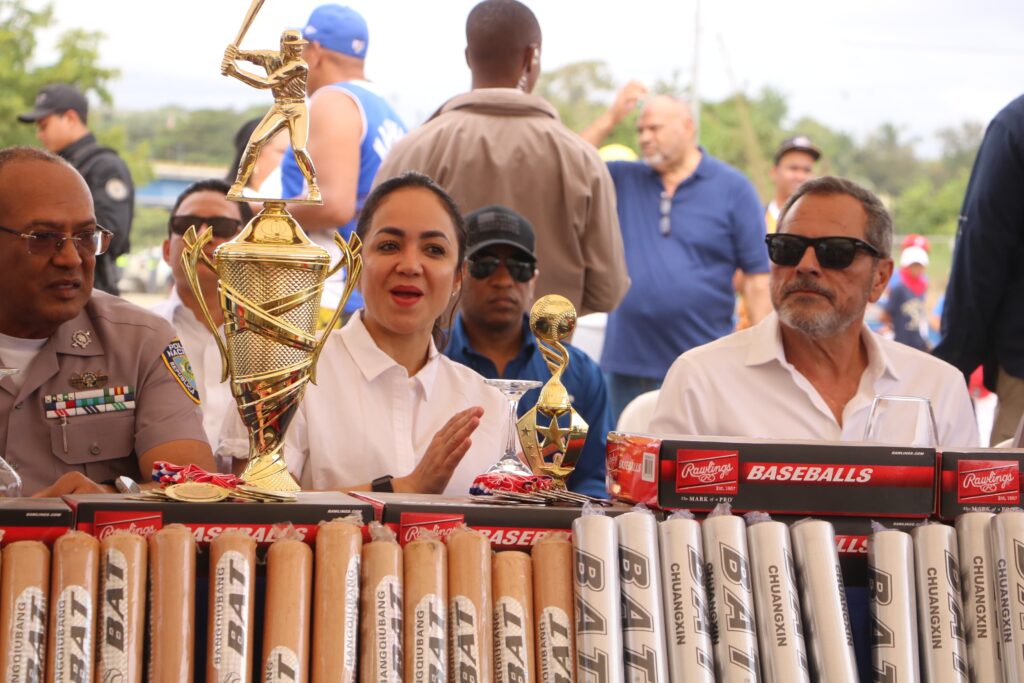 La Policía Nacional junto a la Dirección del Comisionado Nacional de Béisbol (DCNB) entregaron este sábado el play de béisbol La Zurza, luego de que varios años la barriada clamaba la obra que beneficiará a cientos de niños del sector. 