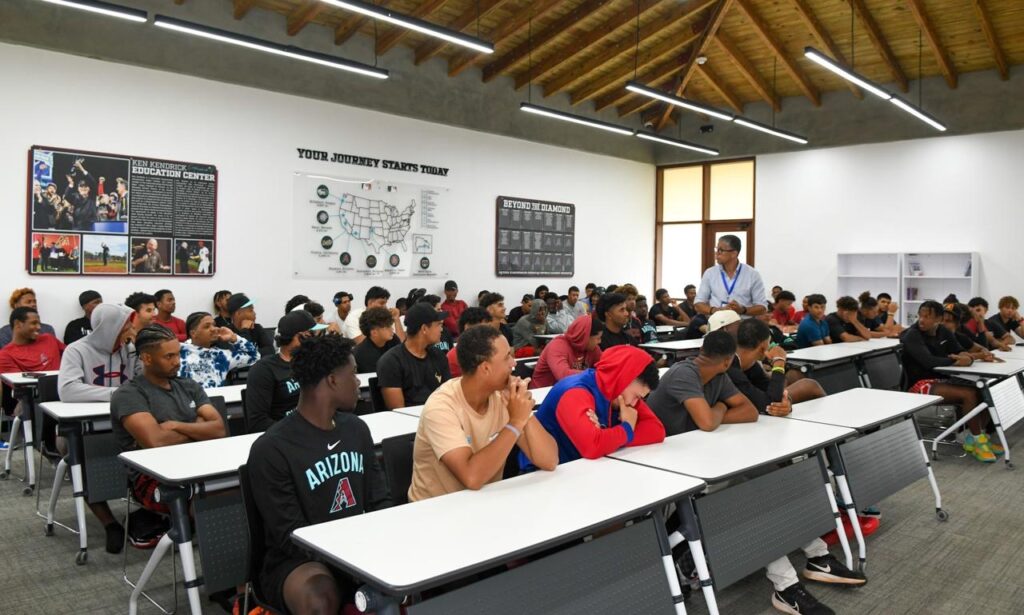 Participantes de la charla de la DCNB, en la academia de Arizona D-Backs en Boca Chica