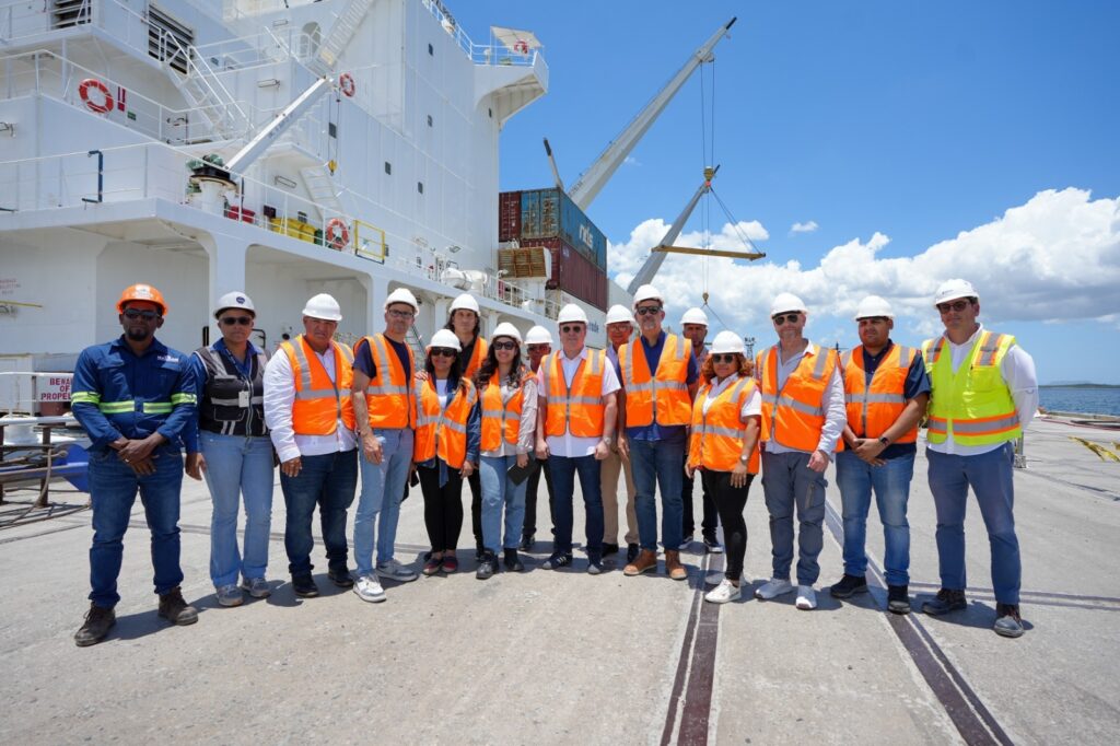 Autoridades del Ministerio de Economía Planificación y Desarrollo (MEPyD), junto a miembros del Ministerio de Obras Públicas y Comunicaciones (MOPC) y la Autoridad Portuaria Dominicana (APORDOM), encabezada por su director ejecutivo Jean Luis Rodríguez, mostraron el desarrollo de la construcción del Puerto de Manzanillo a periodistas locales y extranjeros