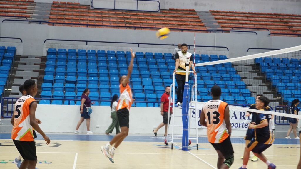 La Asociación de Voleibol de La Romana (Asovolaro) inauguró este martes la séptima edición del torneo de clubes Romana Internacional Voleibol Open 2025 (Rivo).