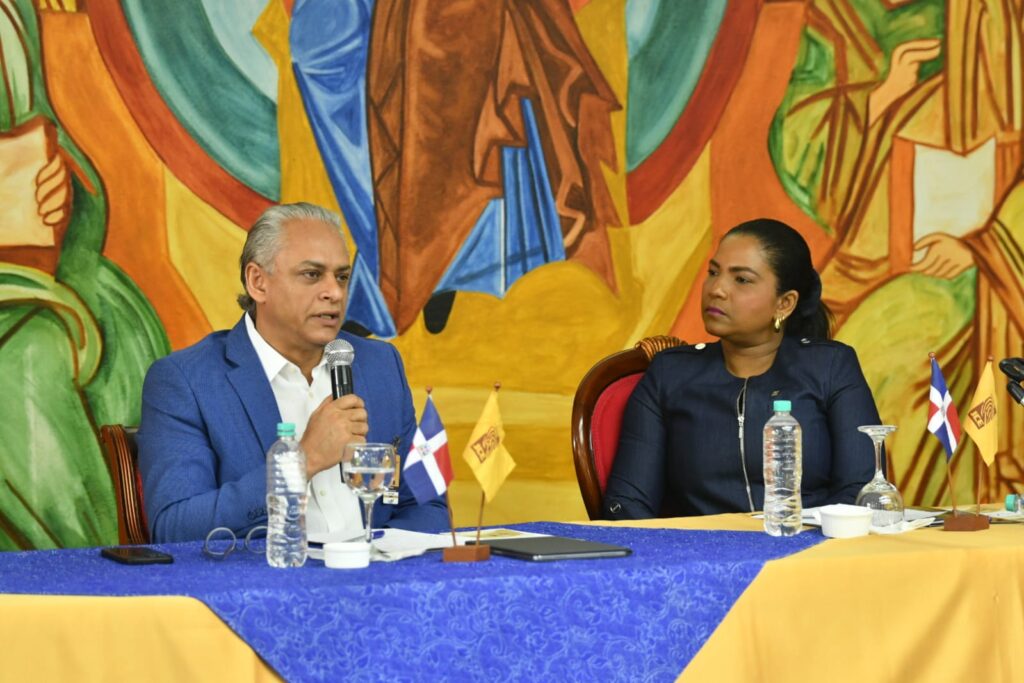 La Junta Central Electoral (JCE) presentó este lunes el proyecto de la nueva Cédula de Identidad y Electoral a los líderes de la Iglesia católica en la Diócesis de Baní, que abarca las provincias de Peravia, San Cristóbal y San José de Ocoa. Con esta jornada el órgano electoral y del registro civil dominicano concluye con la presentación dirigida a los líderes católicos a nivel nacional y ahora continuará con otros sectores.