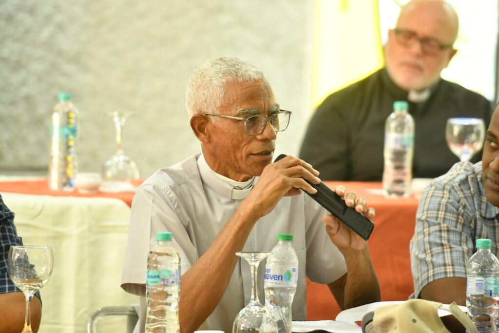 La Junta Central Electoral (JCE) presentó este lunes el proyecto de la nueva Cédula de Identidad y Electoral a los líderes de la Iglesia católica en la Diócesis de Baní, que abarca las provincias de Peravia, San Cristóbal y San José de Ocoa. Con esta jornada el órgano electoral y del registro civil dominicano concluye con la presentación dirigida a los líderes católicos a nivel nacional y ahora continuará con otros sectores.