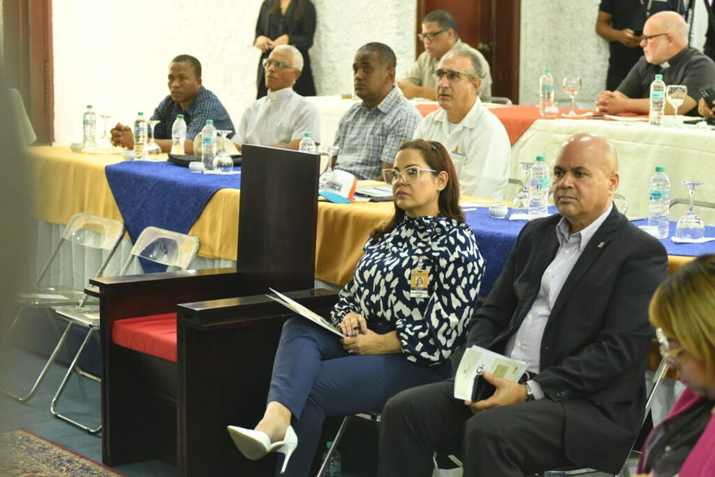 La Junta Central Electoral (JCE) presentó este lunes el proyecto de la nueva Cédula de Identidad y Electoral a los líderes de la Iglesia católica en la Diócesis de Baní, que abarca las provincias de Peravia, San Cristóbal y San José de Ocoa. Con esta jornada el órgano electoral y del registro civil dominicano concluye con la presentación dirigida a los líderes católicos a nivel nacional y ahora continuará con otros sectores.