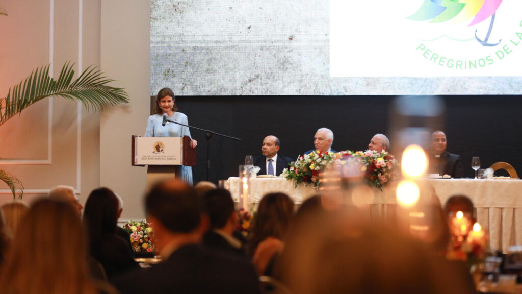 La vicepresidenta de la República, Raquel Peña, encabezó la XXI Gala Empresarial de la Confraternidad, que organiza la parroquia San Antonio de Padua, con el fin de seguir impulsando los mensajes de fraternidad a través de sus canales de comunicación