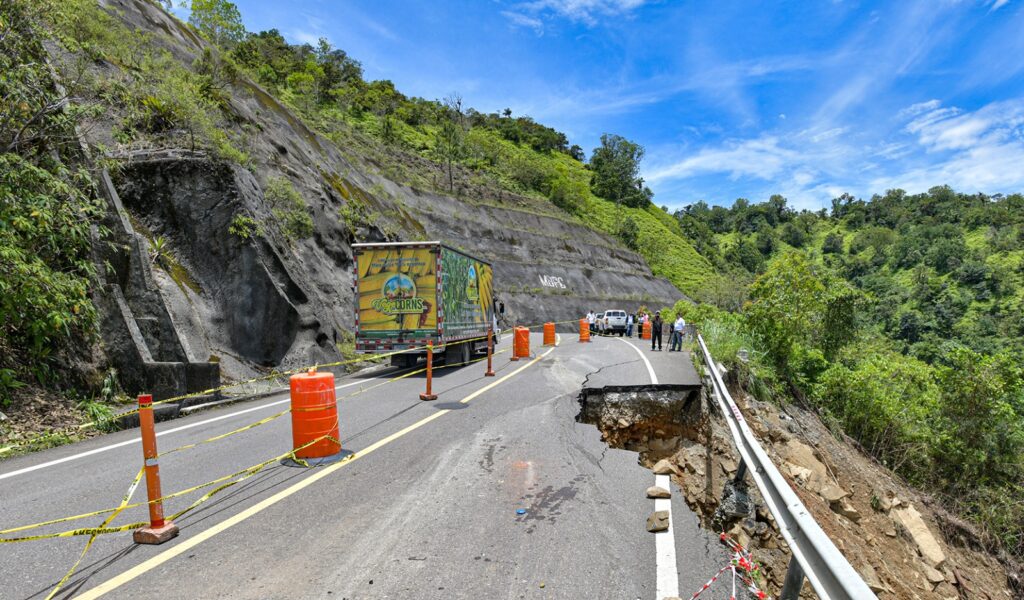 El Ministerio de Obras Públicas y Comunicaciones (MOPC) mantiene una intervención permanente en la carretera Casabito–Constanza, con labores de monitoreo continuo del terreno y la limpieza de escombros en las zonas afectadas por los derrumbes ocasionados por las intensas lluvias.