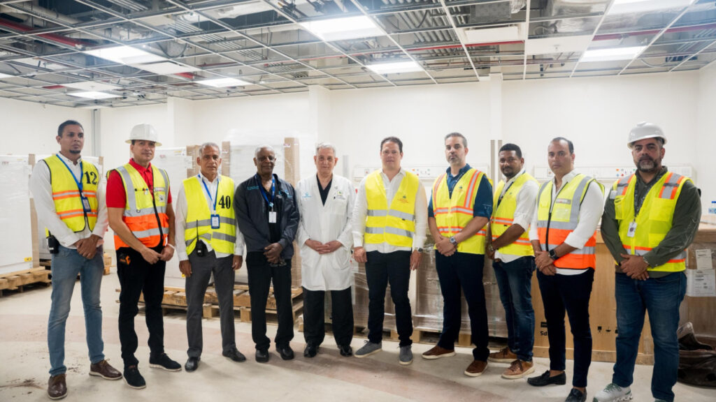 El Ministro de Vivienda y Edificaciones (Mived), Carlos Bonilla, realizó una visita para supervisar este miércoles los trabajos finales en la construcción del bloque nuevo del Edificio C de la Ciudad Sanitaria Doctor Luis Eduardo Aybar, en el Distrito Nacional.