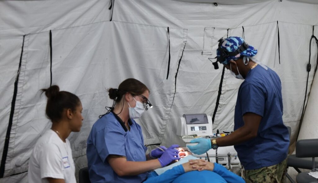 Con más de 1,500 consultas médicas, cirugías gratuitas, entrenamientos en respuesta ante emergencias y actividades comunitarias, concluyó en Puerto Plata la misión “Promesa Continua 2025” del buque hospital USNS Comfort, en una visita que fortaleció la cooperación entre la República Dominicana y los Estados Unidos en materia de salud, seguridad y asistencia humanitaria.