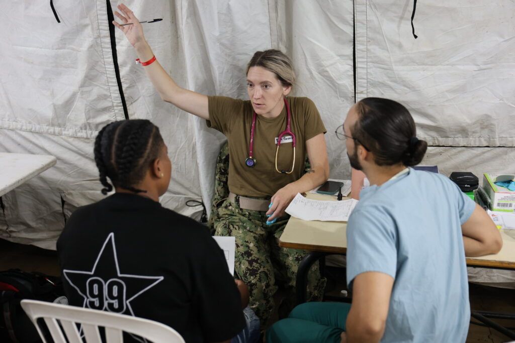 Con más de 1,500 consultas médicas, cirugías gratuitas, entrenamientos en respuesta ante emergencias y actividades comunitarias, concluyó en Puerto Plata la misión “Promesa Continua 2025” del buque hospital USNS Comfort, en una visita que fortaleció la cooperación entre la República Dominicana y los Estados Unidos en materia de salud, seguridad y asistencia humanitaria.