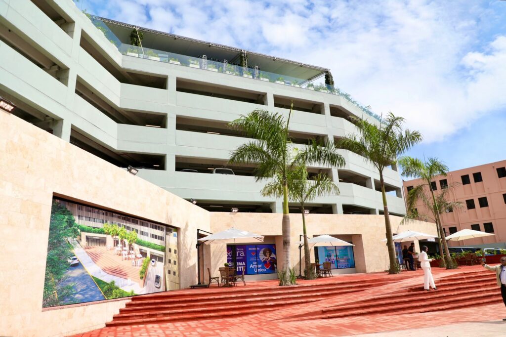 En un acto encabezado por el presidente Luis Abinader, fue
inaugurado el edificio mixto de Parqueo Plaza Zona Colonial, construido con una
inversión del Fondo Cerrado de Desarrollo Reservas Uno de AFI Reservas,
ascendente a US$16 millones.