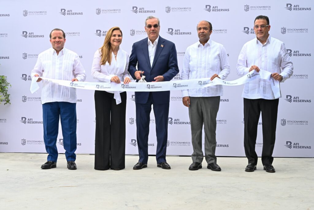 En un acto encabezado por el presidente Luis Abinader, fue
inaugurado el edificio mixto de Parqueo Plaza Zona Colonial, construido con una
inversión del Fondo Cerrado de Desarrollo Reservas Uno de AFI Reservas,
ascendente a US$16 millones.