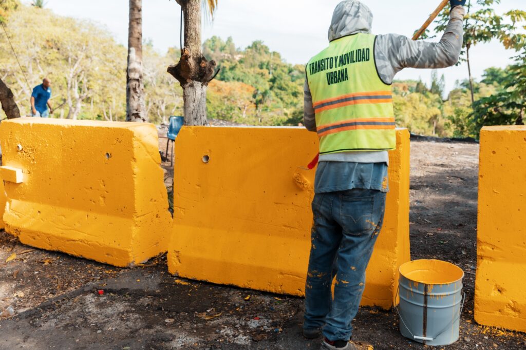 La Alcaldía del Distrito Nacional realizó un amplio operativo integral en la avenida Paseo de los Reyes Católicos, beneficiando a los sectores Cristo Rey y Arroyo Hondo.
