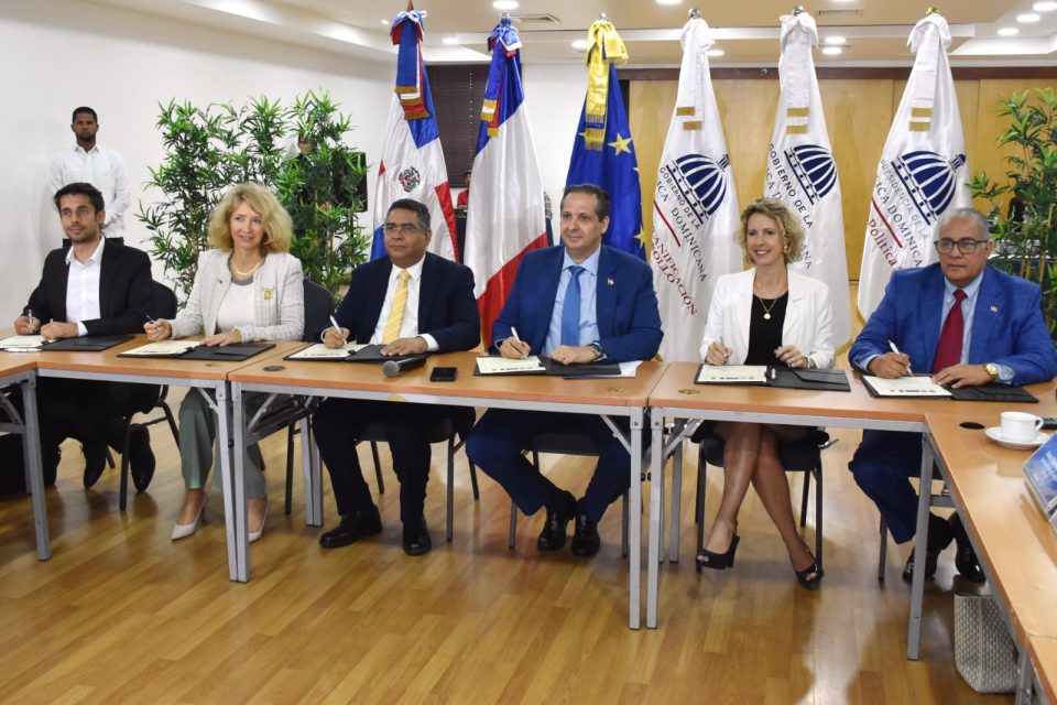 Con una donación de un millón de euros, la Unión Europea, junto al Ministerio de Salud, el Gabinete de Política Social, el MEPyD y la Agencia Francesa de Desarrollo, abren la segunda fase del “Programa de fortalecimiento de la resiliencia de los sistemas de salud y protección social