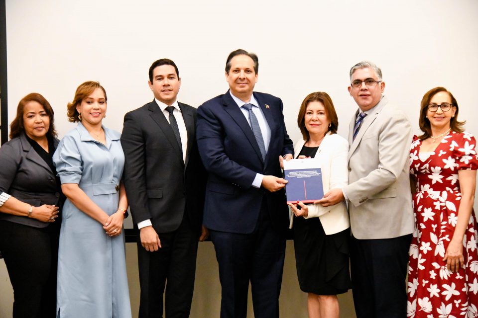  El Ministerio de Salud socializó con personal médico, las Direcciones Provinciales, Áreas de Salud (DPS/DAS) y de las Regionales de Salud, las Guías de Práctica Clínica de Tamizaje, Detección y Tratamiento de Lesiones Precancerosas para la Prevención del Cáncer de Cuello Uterino,