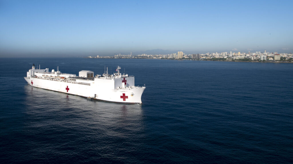 La Embajada de los Estados Unidos en Santo Domingo anunció este jueves la próxima llegada del buque hospital USNS Comfort (T-AH 20) a la República Dominicana como parte de la misión humanitaria “Promesa Continua 2025”. La embarcación, perteneciente a la Armada de los Estados Unidos, arribará al puerto de cruceros Taíno Bay, en Puerto Plata, donde estará atracada del 17 al 19 de julio, ofreciendo servicios médicos gratuitos a la población.
