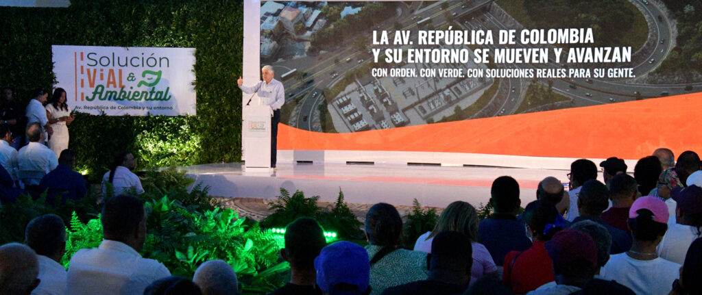 Con el propósito de transformar la movilidad urbana, proteger el medio ambiente y mejorar la calidad de vida de miles de ciudadanos, el Gobierno dominicano presentó este miércoles el proyecto de Solución Vial y Ambiental de la avenida República de Colombia y su entorno, durante un acto realizado en el Jardín Botánico Nacional que contó con la presencia de autoridades, técnicos y representantes de la comunidad.