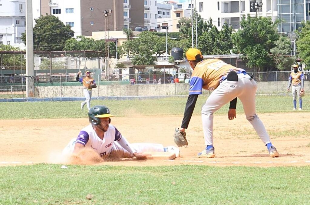El conjunto de UNAPEC registró una jornada perfecta ganando los tres compromisos que efectuó durante la semana en la continuación de la cuarta versión de la Liga de Béisbol Universitario, evento que de manera exitosa se realiza bajo la organización de la Dirección del Comisionado Nacional de Béisbol, en opción a la Copa BanReservas.