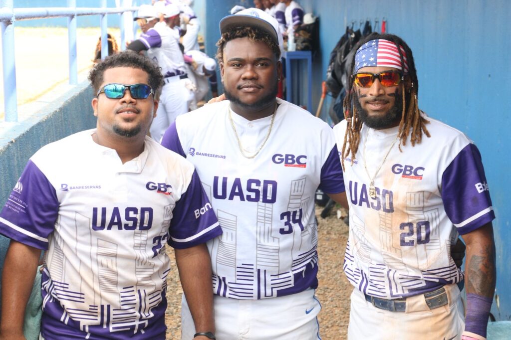 El conjunto de UNAPEC registró una jornada perfecta ganando los tres compromisos que efectuó durante la semana en la continuación de la cuarta versión de la Liga de Béisbol Universitario, evento que de manera exitosa se realiza bajo la organización de la Dirección del Comisionado Nacional de Béisbol, en opción a la Copa BanReservas.