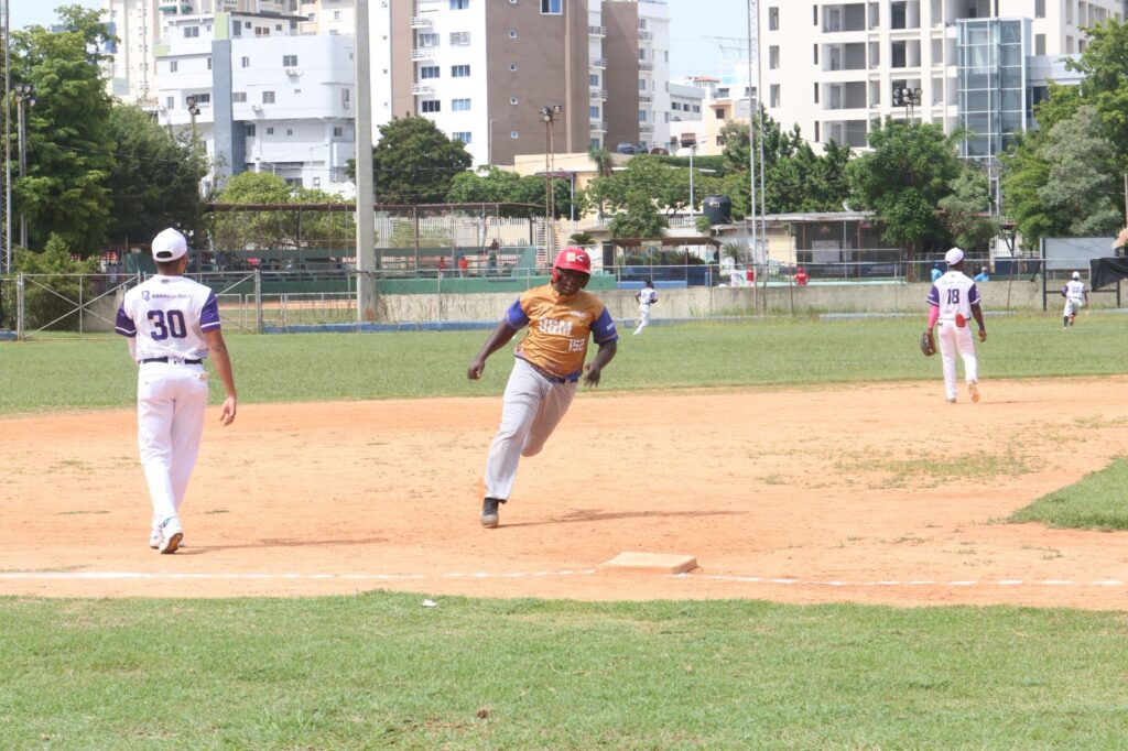 El conjunto de UNAPEC registró una jornada perfecta ganando los tres compromisos que efectuó durante la semana en la continuación de la cuarta versión de la Liga de Béisbol Universitario, evento que de manera exitosa se realiza bajo la organización de la Dirección del Comisionado Nacional de Béisbol, en opción a la Copa BanReservas.