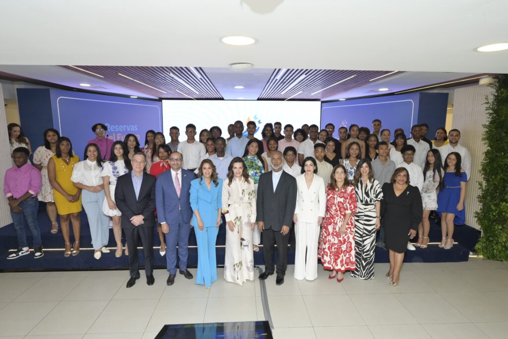 El Voluntariado Banreservas entregó 84 becas universitarias a bachilleressobresalientes de escuelas públicas, para un total de 249 alumnos beneficiadosen las tres ediciones del programa Reservas del Futuro